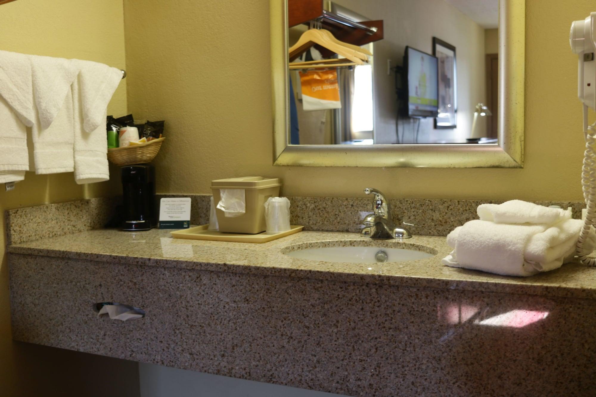 Quality Inn Columbus-East Exteriör bild