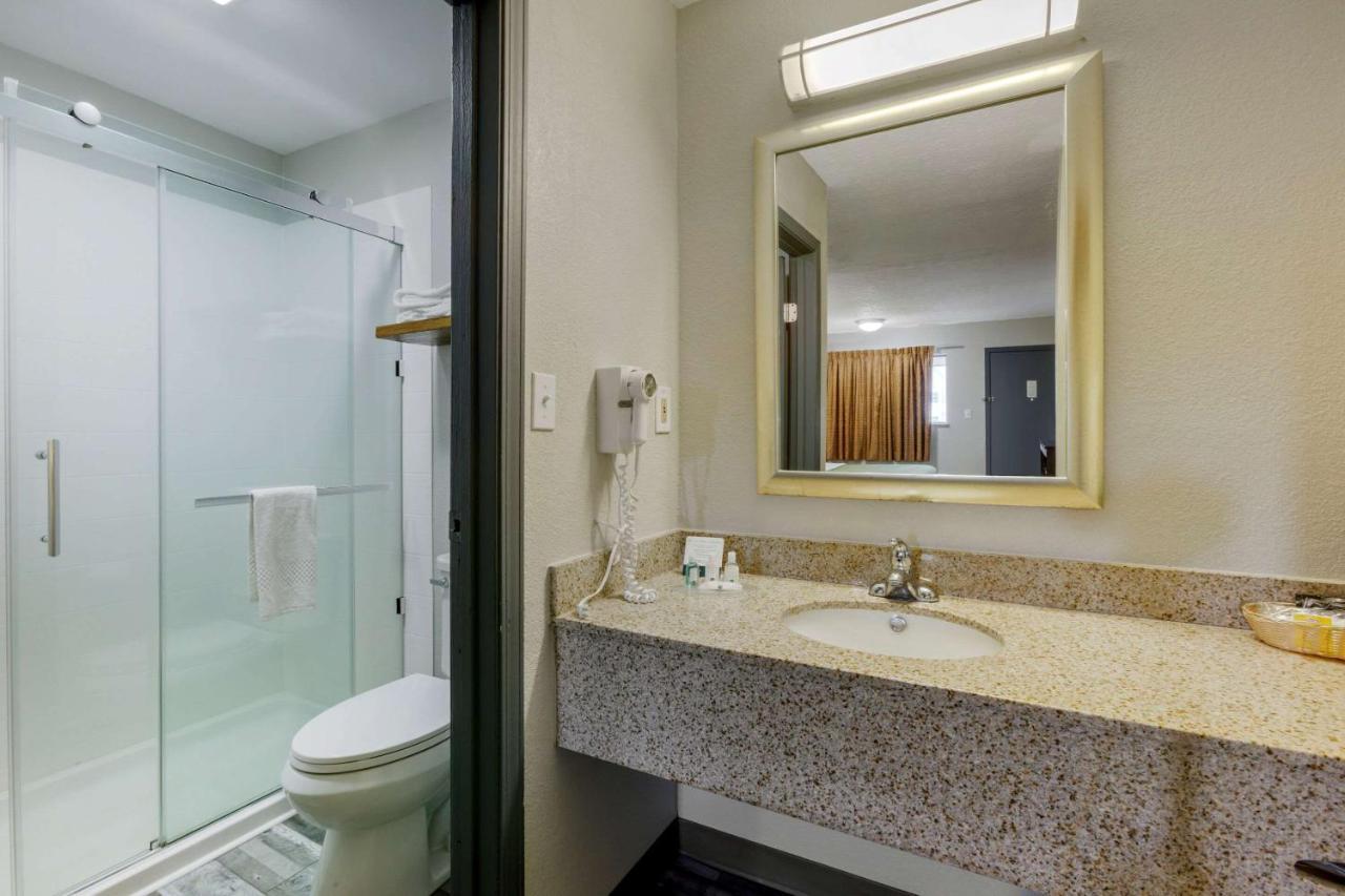 Quality Inn Columbus-East Exteriör bild
