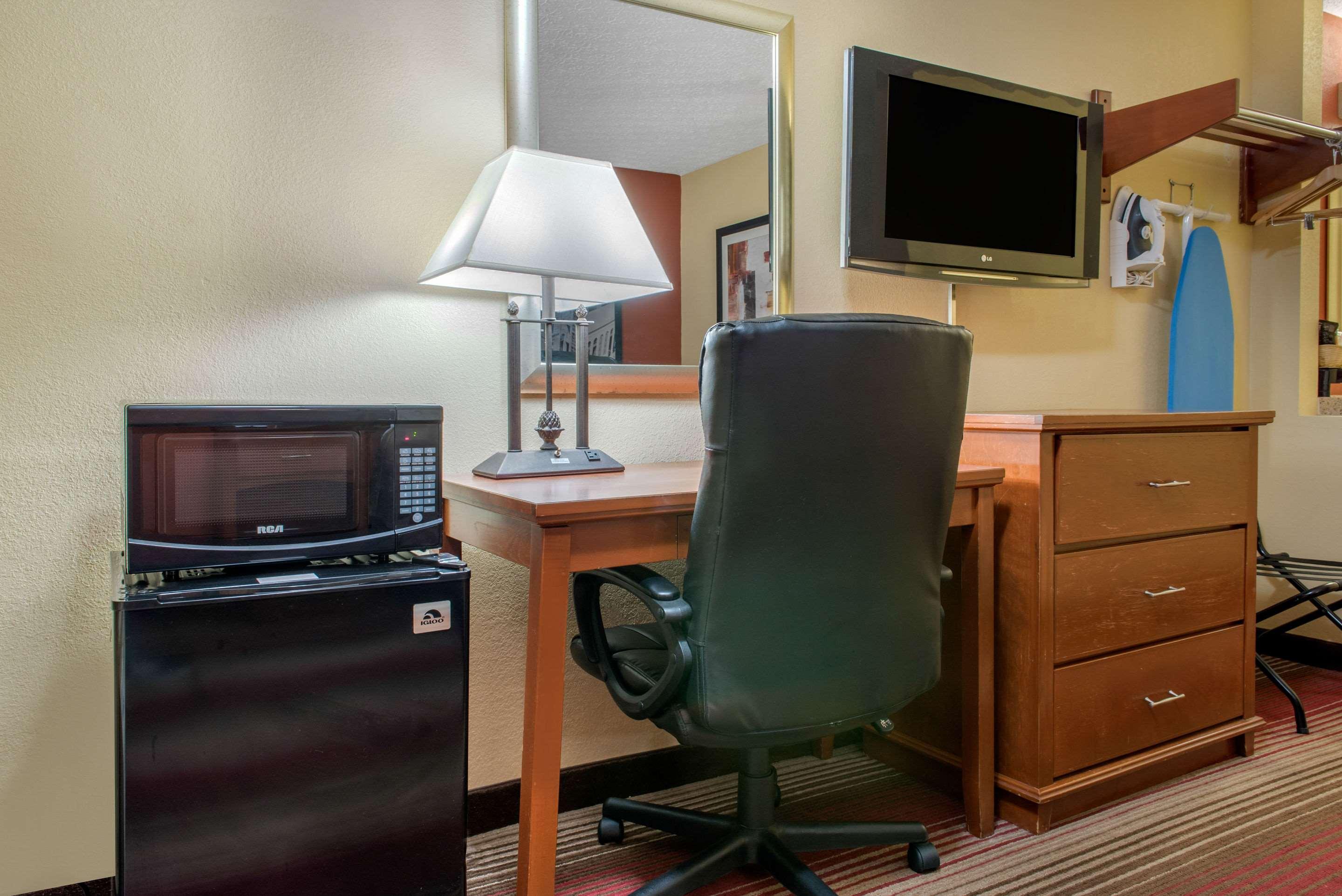 Quality Inn Columbus-East Exteriör bild