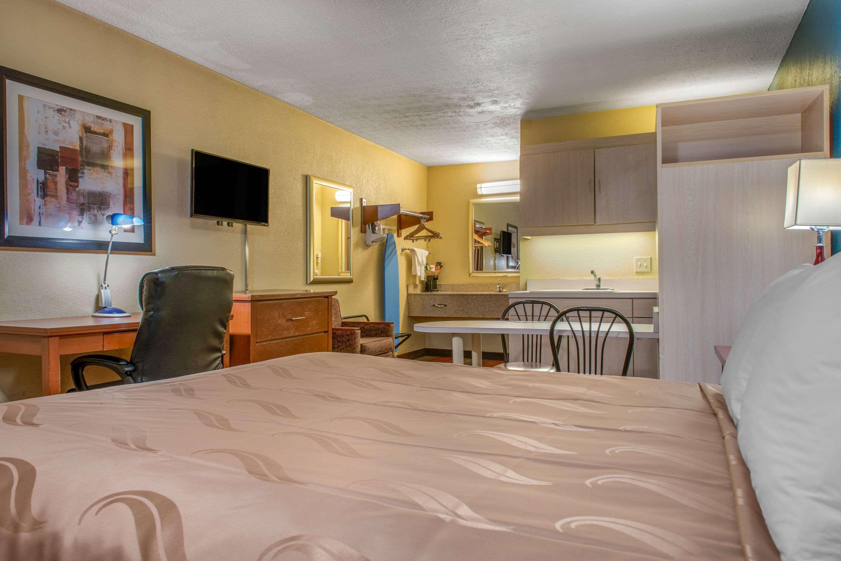 Quality Inn Columbus-East Exteriör bild
