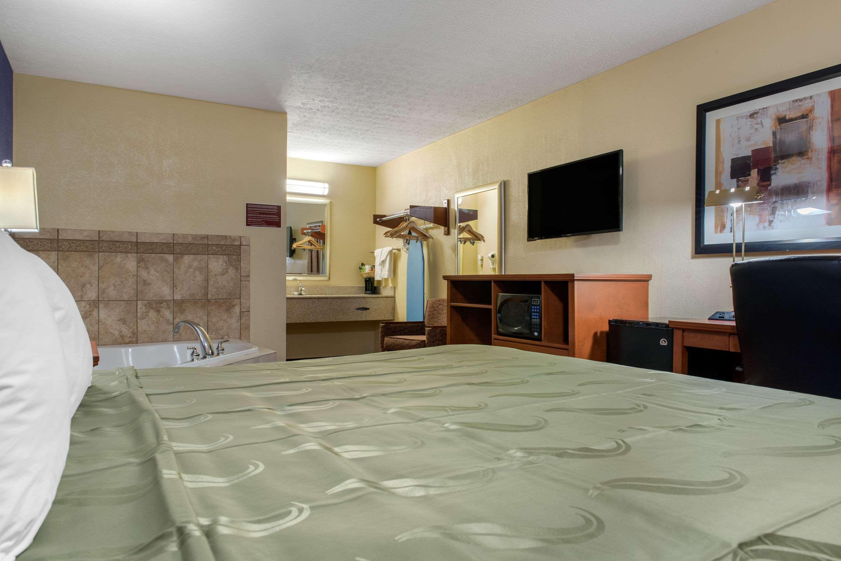 Quality Inn Columbus-East Exteriör bild