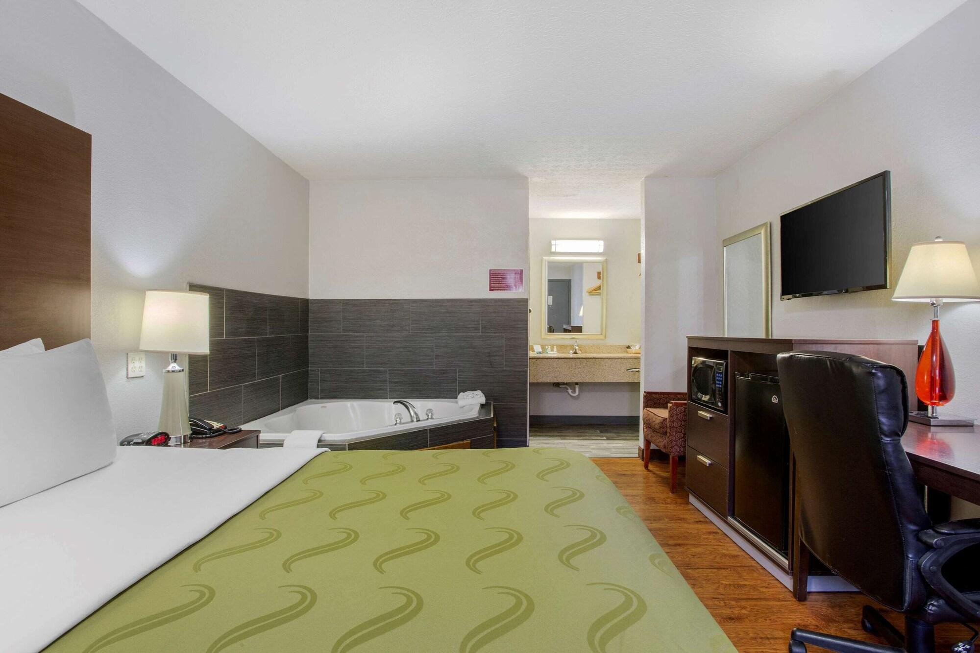 Quality Inn Columbus-East Exteriör bild