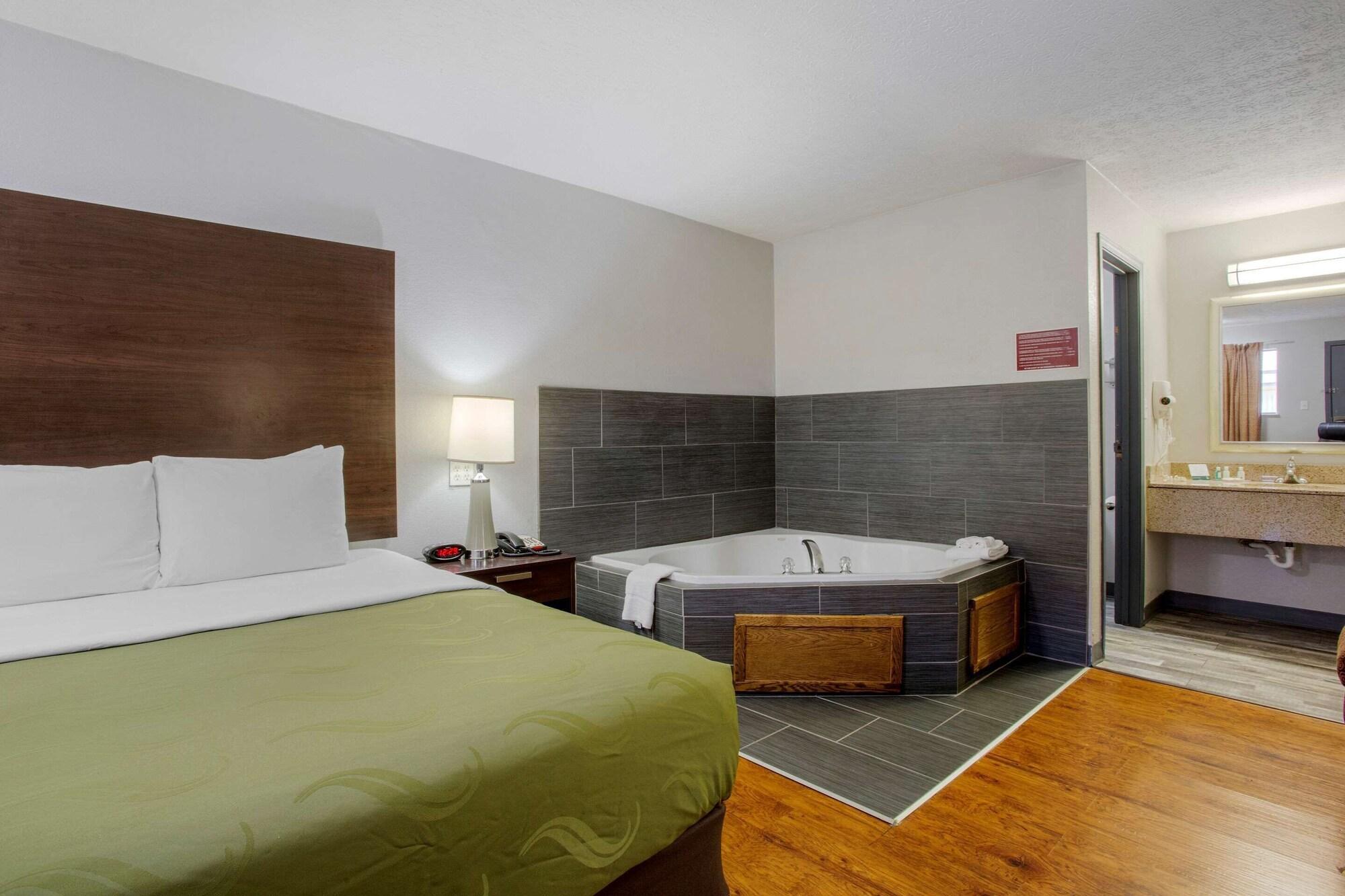 Quality Inn Columbus-East Exteriör bild