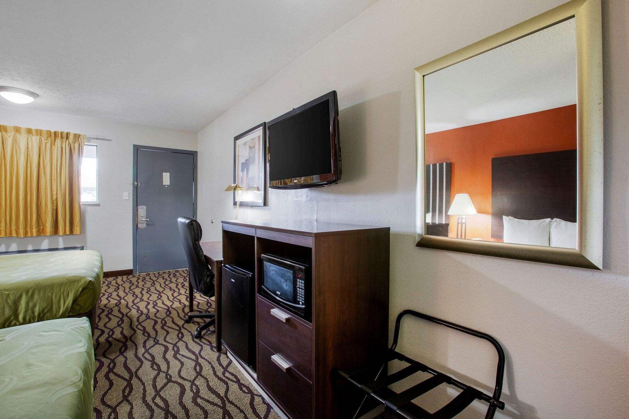 Quality Inn Columbus-East Exteriör bild