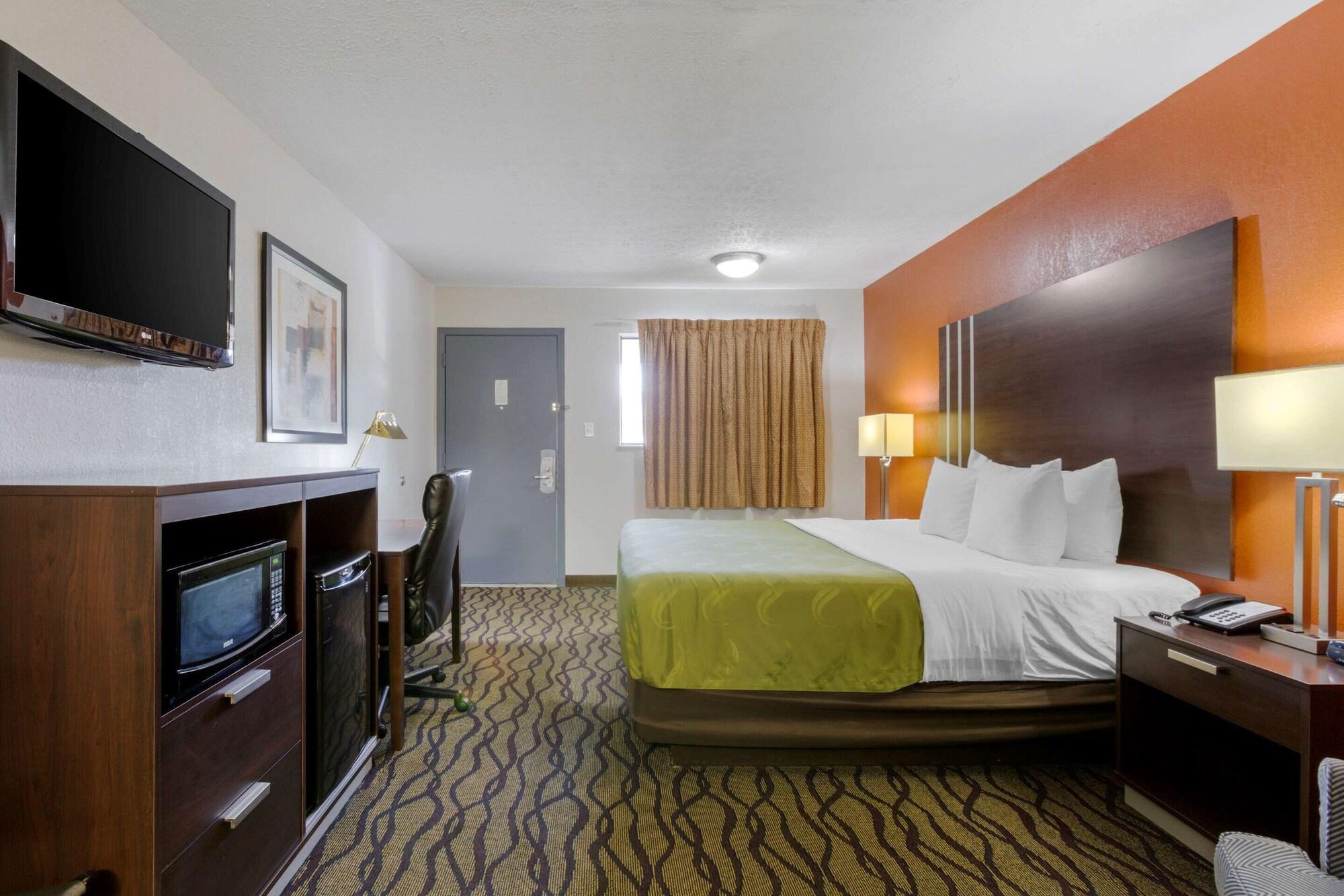 Quality Inn Columbus-East Exteriör bild